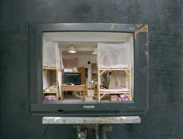 Миниатюрные комнаты внутри старых телевизоров... Удивительные работы Zhang Xiangxi